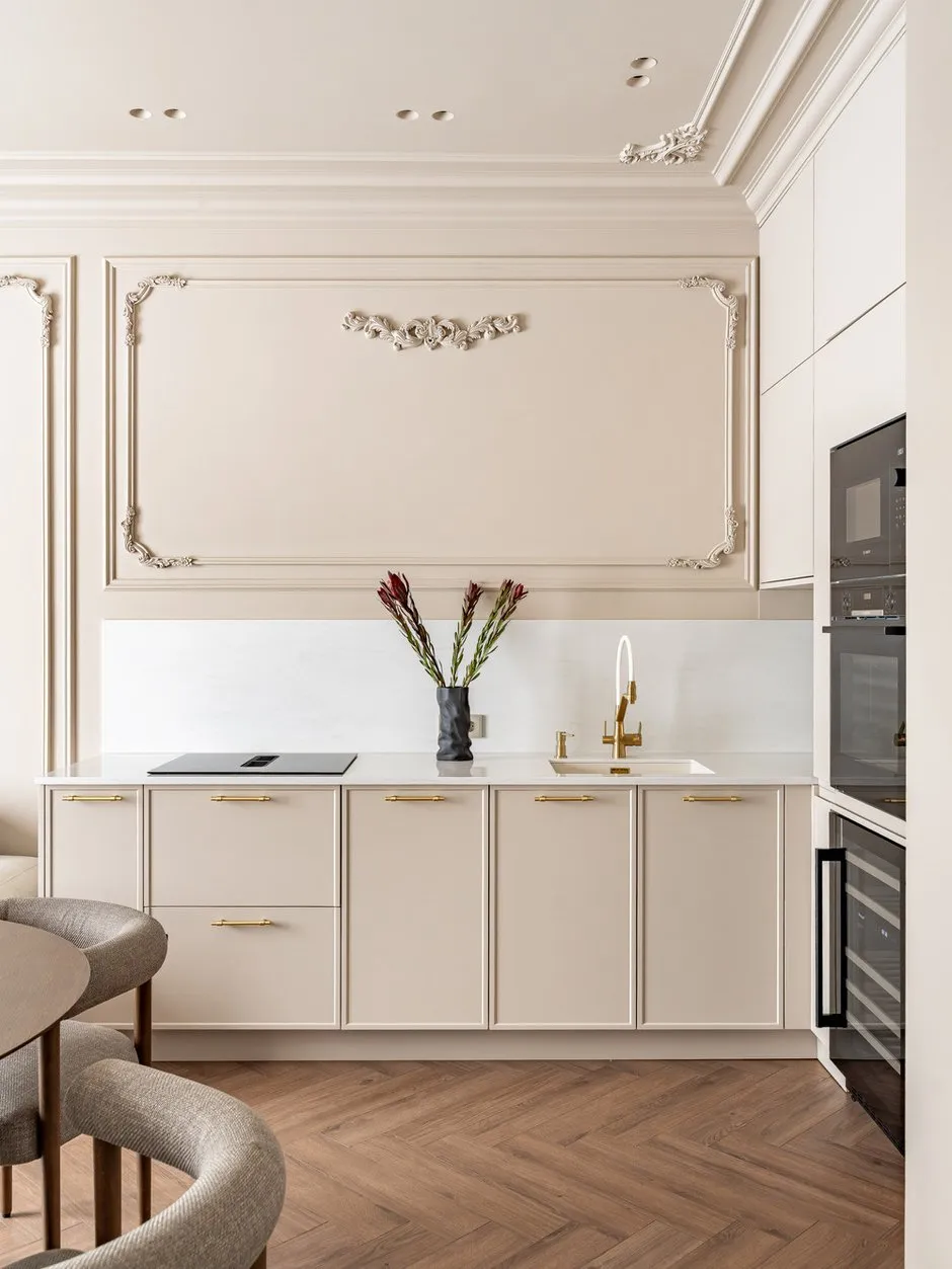 Foto: Küche und Esszimmer im klassischen Stil, modern, kleine Wohnung, Wohnung, Projekt des Tages, Sankt Petersburg, 1 Zimmer, 40-60 Quadratmeter, modern mit Elementen der Klassik und Luxus, Nina Spirina – Foto bei INMYROOM