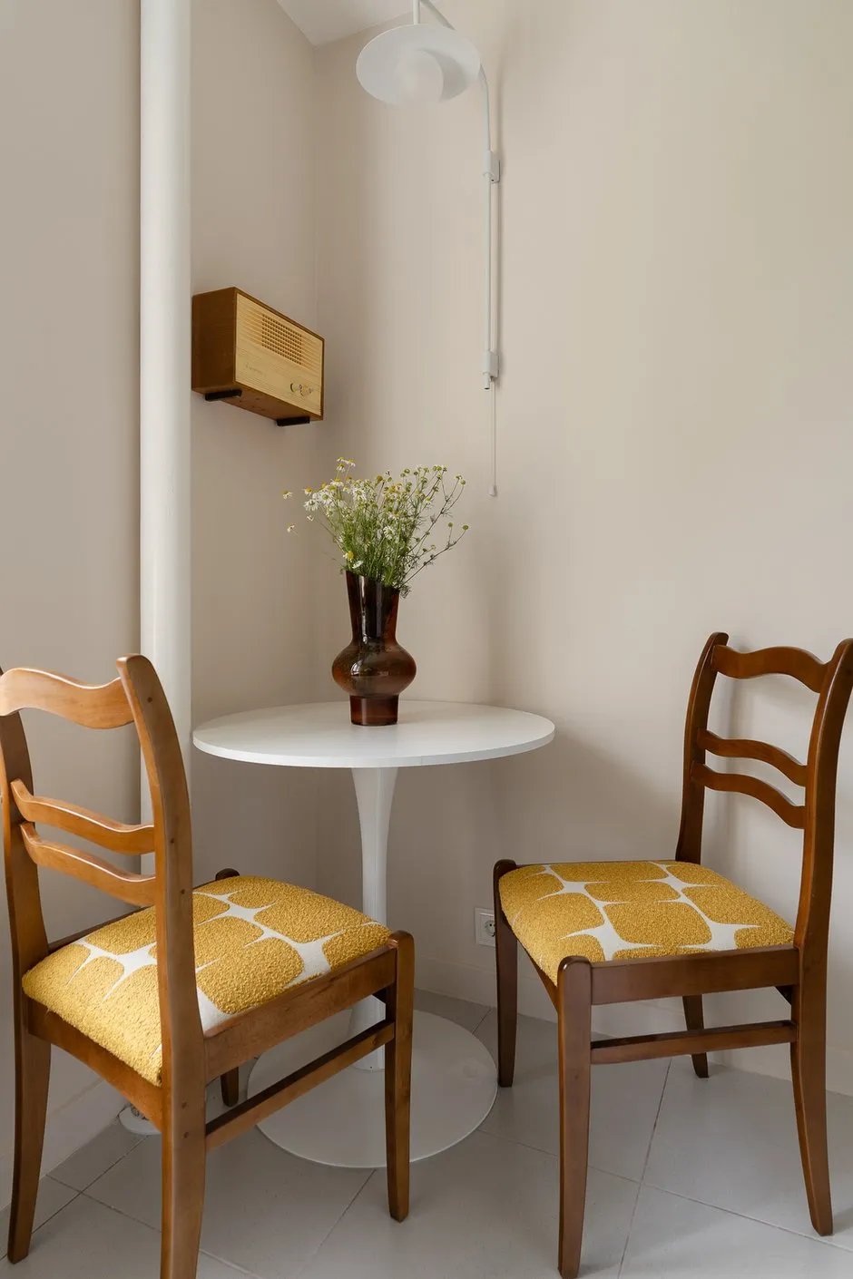 Intérieur scandinave de cuisine et de salle à manger. Une photographie professionnelle met en valeur la combinaison du bois naturel, de formes épurées et d’une lumière douce.