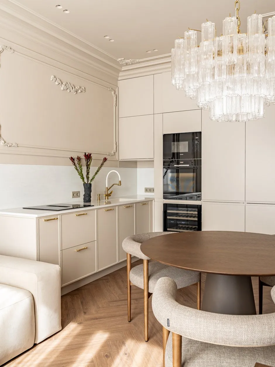 Foto: Küche und Esszimmer im klassischen Stil, modern, kleine Wohnung, Wohnung, Projekt des Tages, Sankt Petersburg, 1 Zimmer, 40-60 Quadratmeter, modern mit Elementen der Klassik und Luxus, Nina Spirina – Foto bei INMYROOM