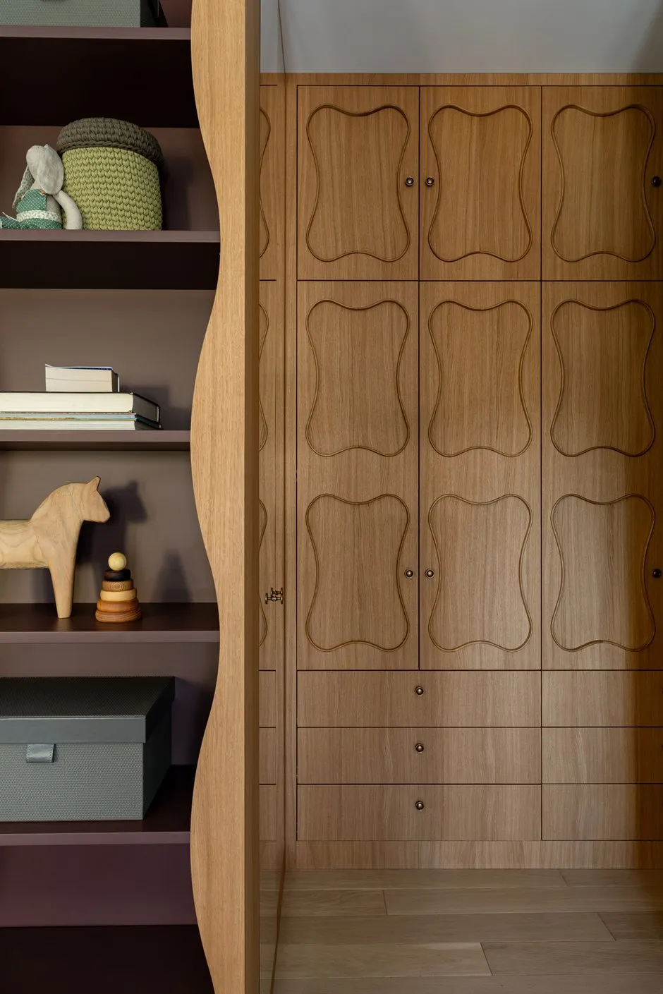 Foto: Ankleidezimmer im Minimalismus-Stil, Japandi, Modern, Wohnung, Projekt des Tages, Kasan, 4 und mehr Zimmer, Mehr als 90 Quadratmeter, Julija Ossoshnova, Vintage/Retro – Foto auf INMYROOM