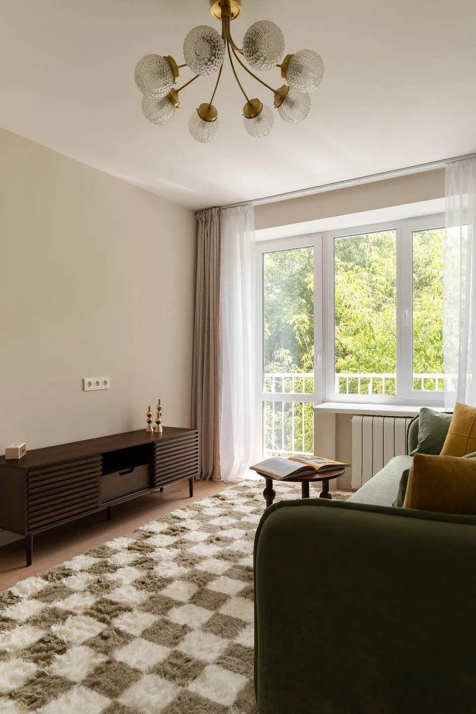 Intérieur moderne du salon. Agencement soigné des meubles, matériaux de qualité et éclairage ciblé.