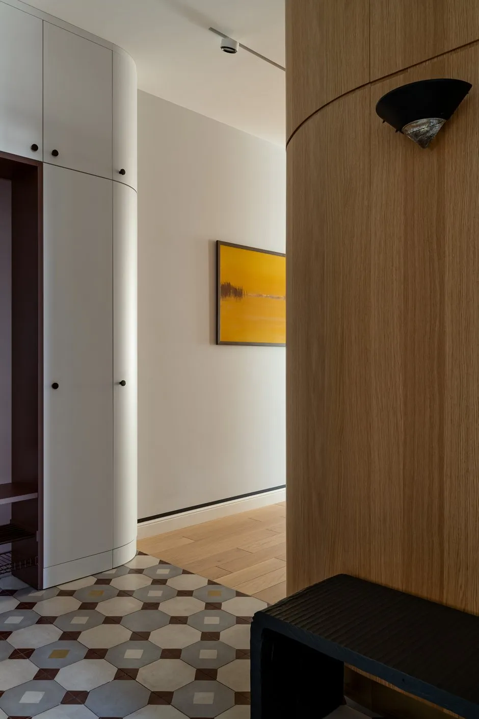 Foto: Eingangsbereich im Minimalismus-Stil, Japandi, Modern, Wohnung, Projekt des Tages, Kasan, 4 Zimmer und mehr, über 90 Quadratmeter, Julija Ossoshnova, Vintage/Retro – Foto auf INMYROOM