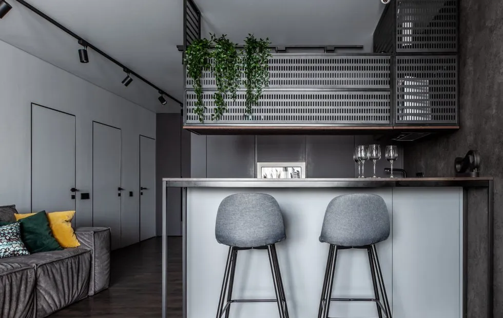 Un interior elegante y cómodo en tonos monocromáticos en un apartamento de 77 m² en Novosibirsk