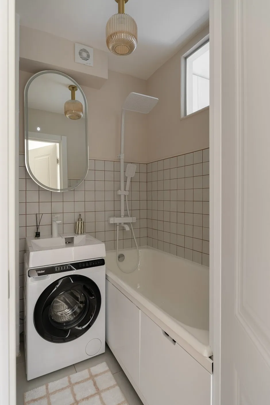 Intérieur moderne de salle de bain. Aménagement bien pensé, combinaison de textiles blancs et de plomberie sobre.