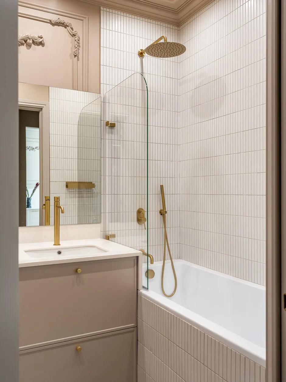 Foto: Badezimmer im klassischen Stil, modernes Design, kleines Appartement, Wohnung, Projekt des Tages, Sankt Petersburg, 1 Zimmer, 40–60 Quadratmeter, modern mit Elementen der Klassik und Luxus, Nina Spirina – Foto auf INMYROOM