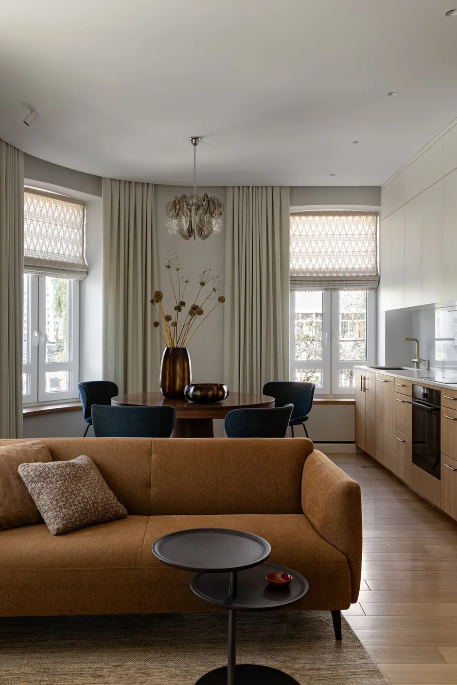 Foto: Küche und Esszimmer im Stil Modern, Minimalismus, Wohnung, Projekt des Tages, Kasan, 4 und mehr Zimmer, Mehr als 90 Quadratmeter, Julia Osošnova, Vintage/Retro – Foto auf INMYROOM