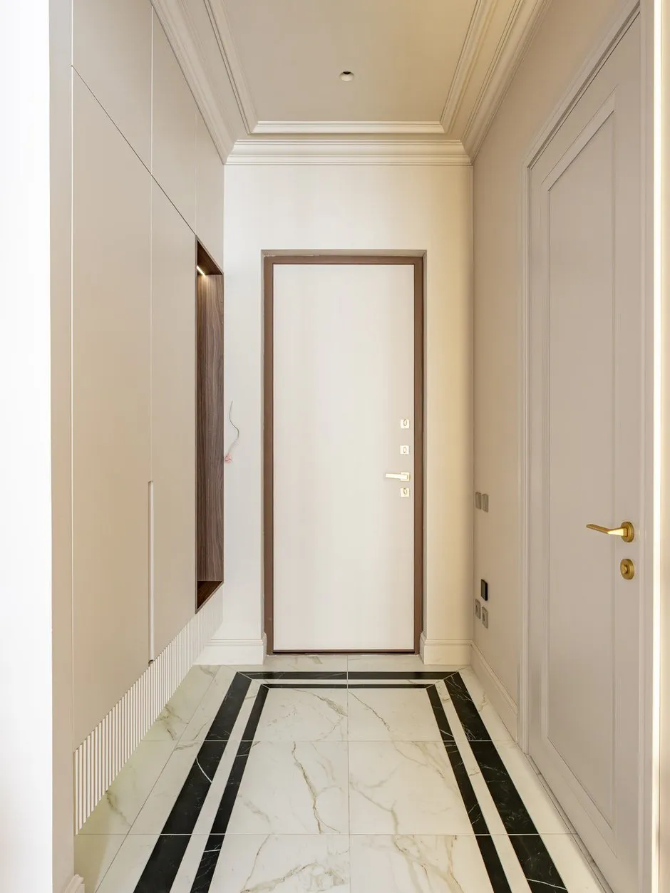 Foto: Eingangsbereich im Stil Klassisch, Minimalismus, Modern, Kleine Wohnung, Wohnung, Projekt des Tages, St. Petersburg, 1 Zimmer, 40-60 Quadratmeter, modern mit Elementen der Klassik und Luxus, Nina Spirina – Foto bei INMYROOM