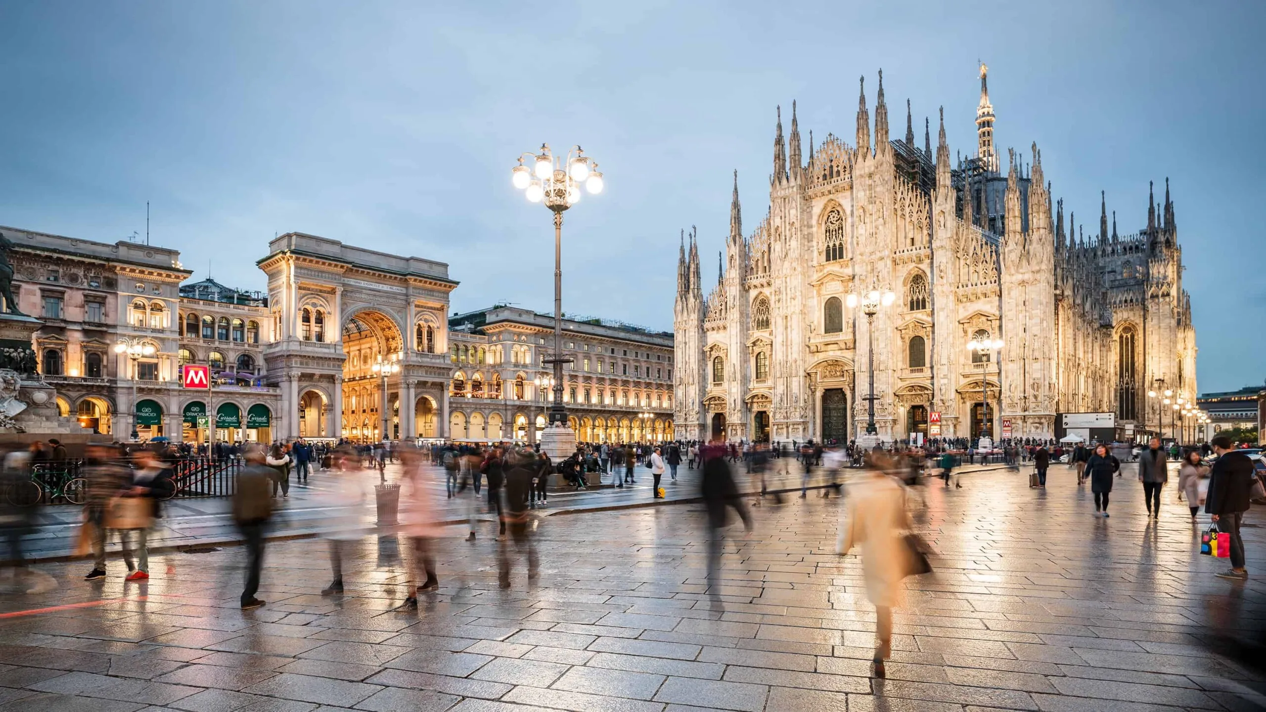 Mailänder Dom (Duomo di Milano) – Marmorköniglichkeit über Jahrhunderte Das Duomo di Milano in Mailand, Italien, mit seiner aufwendigen gotischen Fassade und Türmen