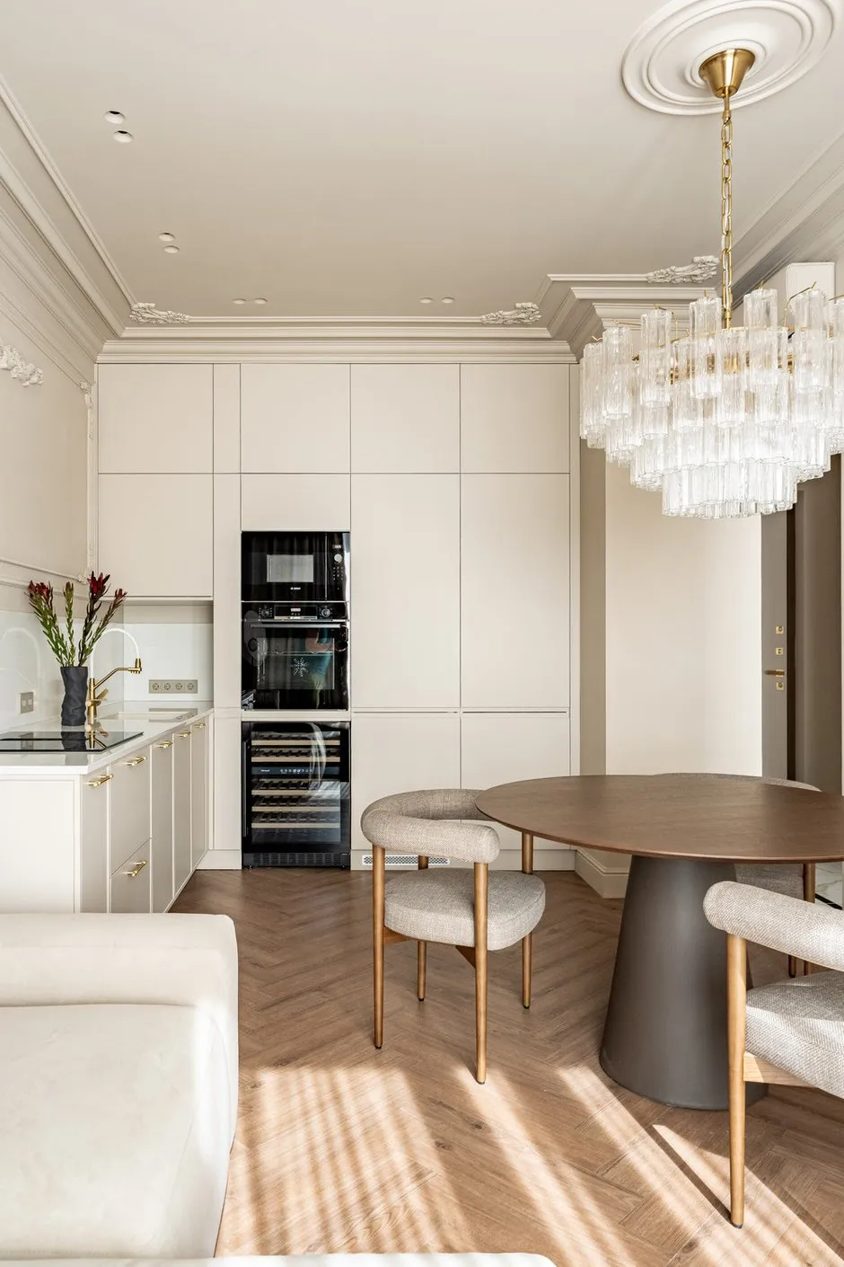 Foto: Küche und Esszimmer im klassischen Stil, modern, kleine Wohnung, Wohnung, Projekt des Tages, Sankt Petersburg, 1 Zimmer, 40-60 Quadratmeter, modern mit Elementen der Klassik und Luxus, Nina Spirina – Foto bei INMYROOM