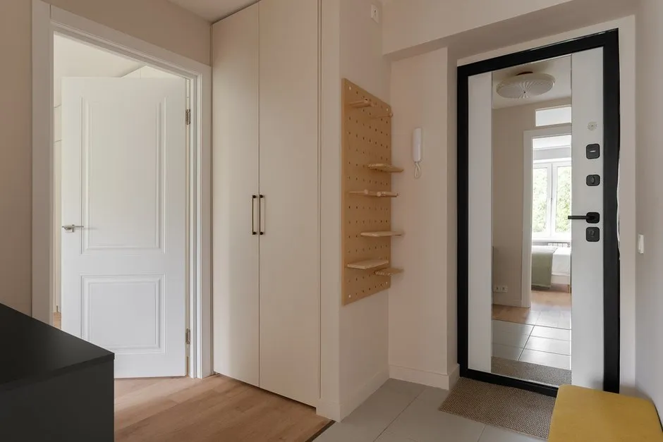 Intérieur minimaliste du hall d’entrée. Stockage bien pensé, matériaux de qualité et détails discrets.