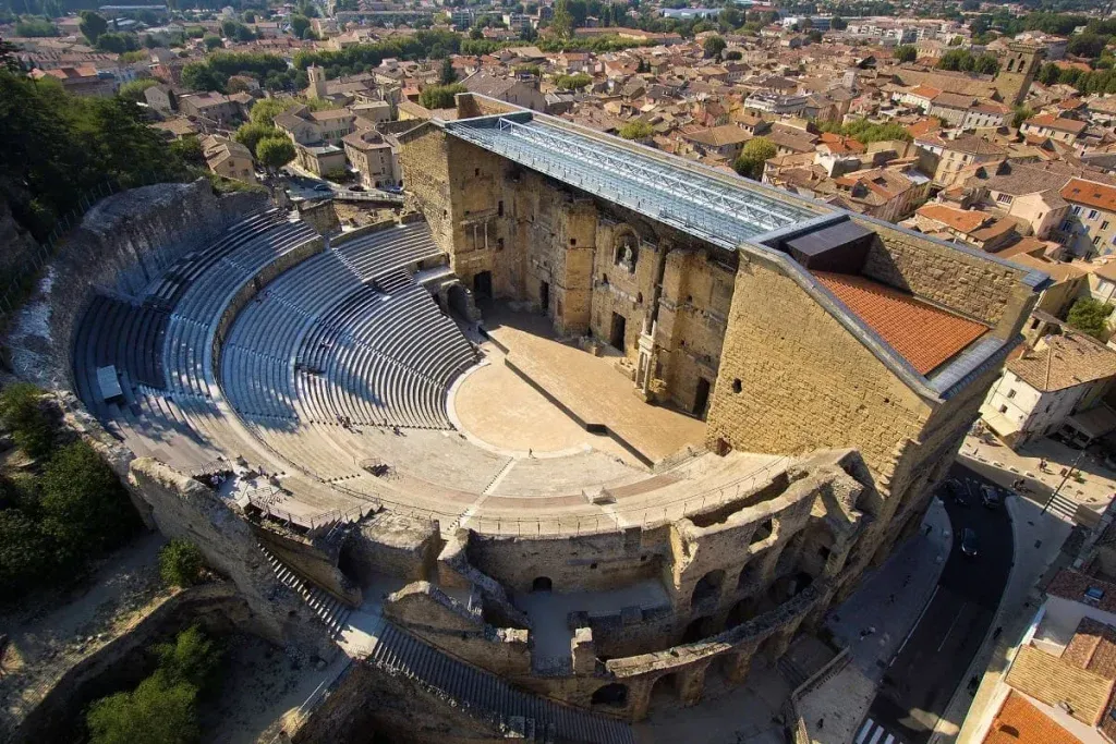 Théâtre antique d’Orange – A Roman Masterpiece in Provence The Théâtre antique d’Orange in Provence, France, a UNESCO World Heritage Roman theatre with intact stage wall and tiered seating.