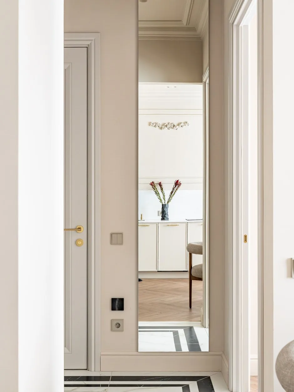 Foto: Eingangsbereich im klassischen Stil, modern, kleine Wohnung, Wohnung, Projekt des Tages, Sankt Petersburg, 1 Zimmer, 40–60 Quadratmeter, modern mit Elementen der Klassik und Luxus, Nina Spirina – Foto bei INMYROOM