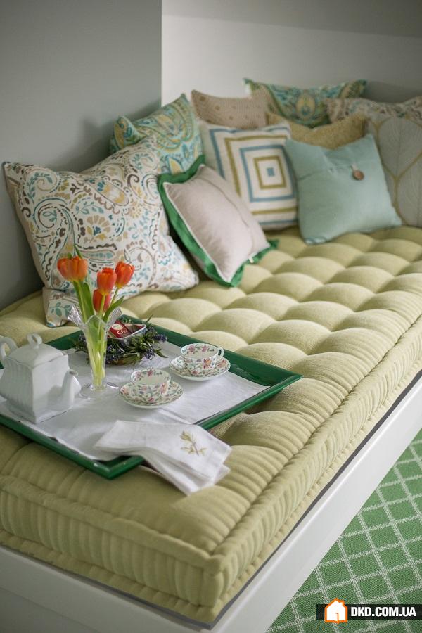 Спальня, утопающая в оттенках зелени и бирюзы