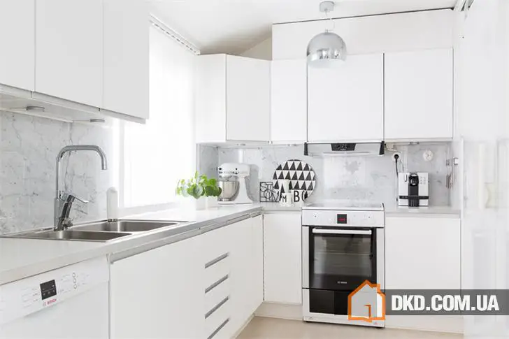 Повітряний чорно-білий інтер'єр шведського квартири (85 м²) - Gallery image 5