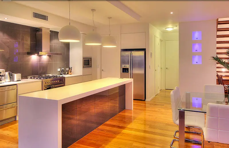 Просто потрясающий сучасний дім із елегантними інтер'єрами - Gallery image 4