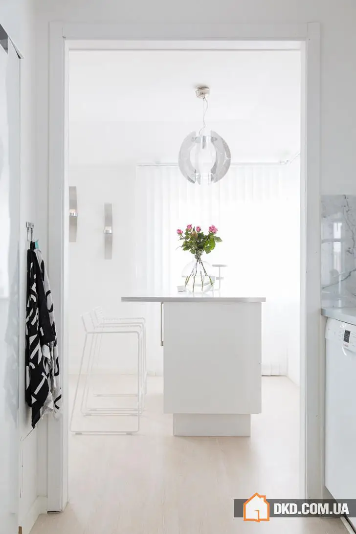 Повітряний чорно-білий інтер'єр шведського квартири (85 м²) - Gallery image 9