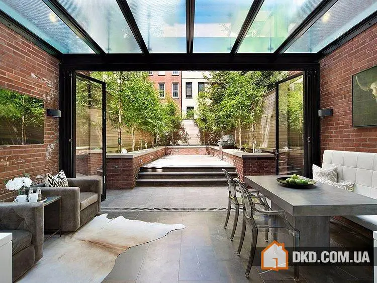 Trzypiętrowa rezidencja według projektu Franka M. DeBono, znajdująca się w Nowym Jorku, Stanach Zjednoczonych. - Gallery image 1