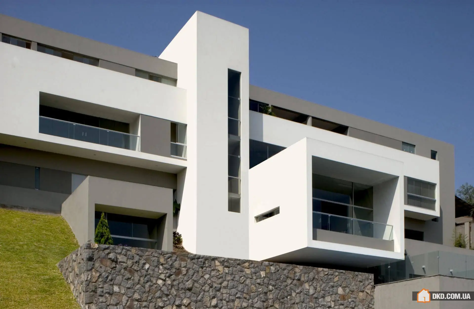 House on the slope of a hill in Las Casuarinas, Lima (Peru) - Gallery image 4