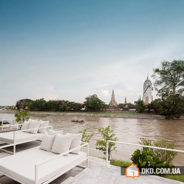 Современный отель Sala Ayutthaya с видом на старинный храм в Таиланде