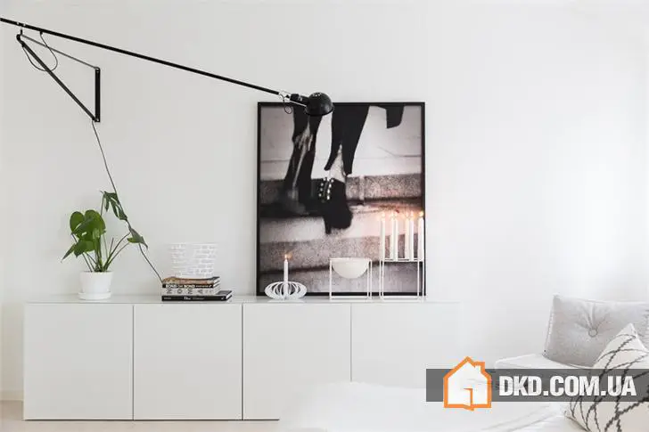 Повітряний чорно-білий інтер'єр шведського квартири (85 м²) - Gallery image 8