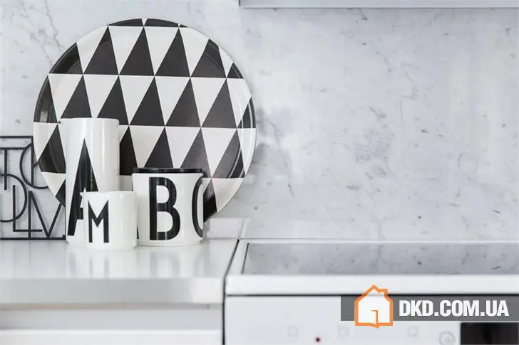 Повітряний чорно-білий інтер'єр шведського квартири (85 м²) - Gallery image 6