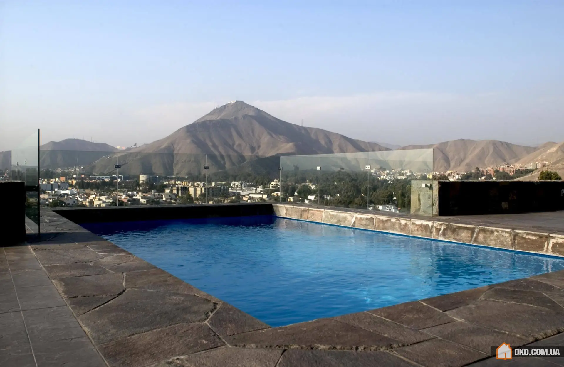 House on the slope of a hill in Las Casuarinas, Lima (Peru) - Gallery image 1