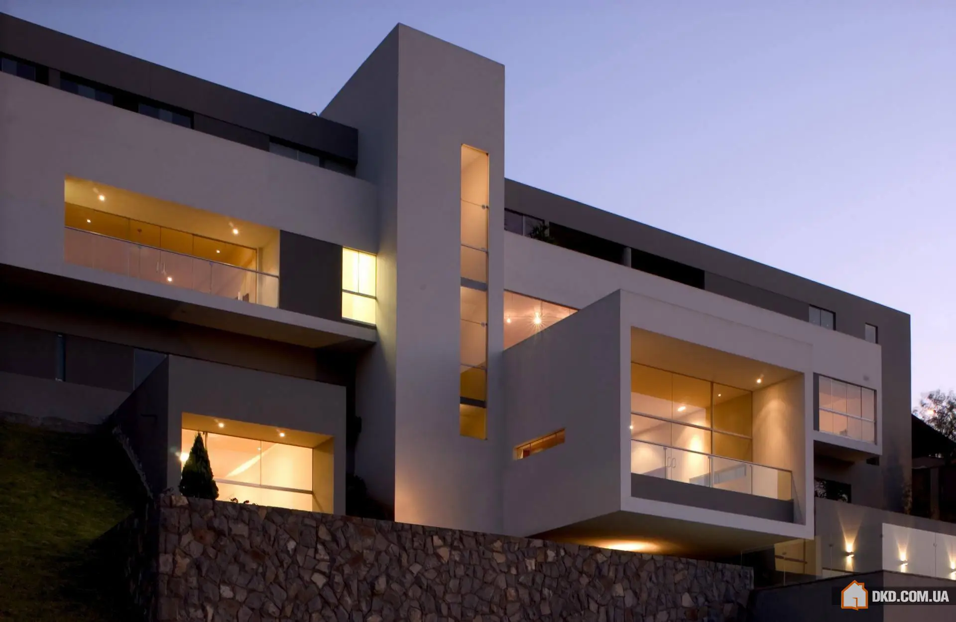 House on the slope of a hill in Las Casuarinas, Lima (Peru) - Gallery image 0