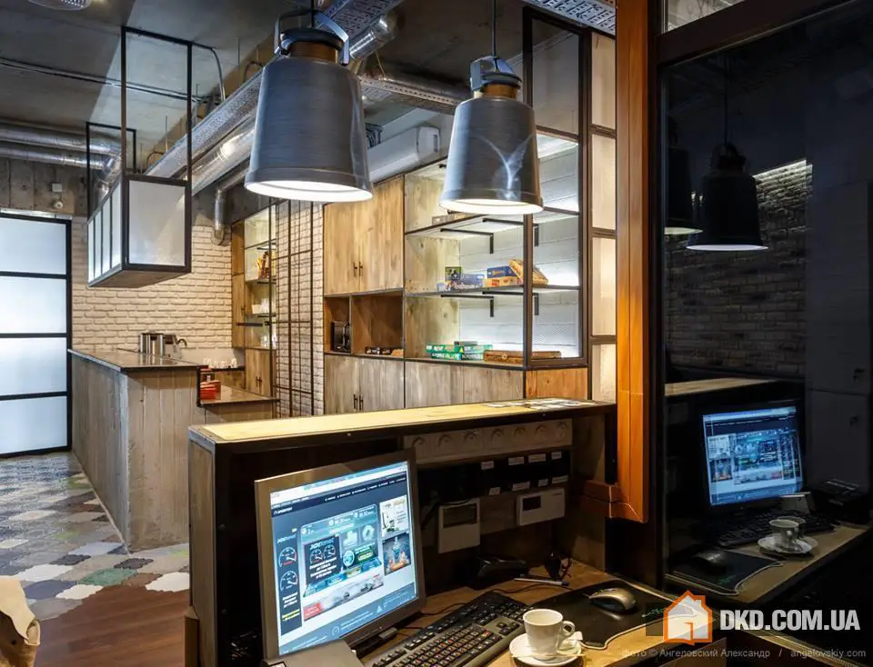 FRAT Social Club
Автори: Катерина Кузьменко, Елізавета Гундич, Ольга Волік, Дмитрій Найбіч
Над інтер'єром FRAT Social Club, який розташований на вулиці Щорса у Києві, працювали архітектори студії Circle Line. Інтерактивний простір складається з 6 тематичних залів: лекційного на 100 осіб, покерного, комп'ютерного з Play Station, двох ігрових кімнат та бібліотеки. - Gallery image 1