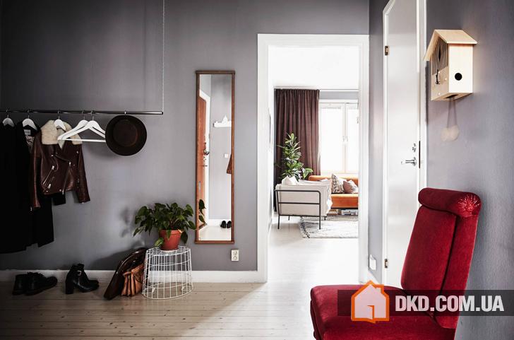 Контрастная шведская квартира с ярким диваном (73 кв. м)