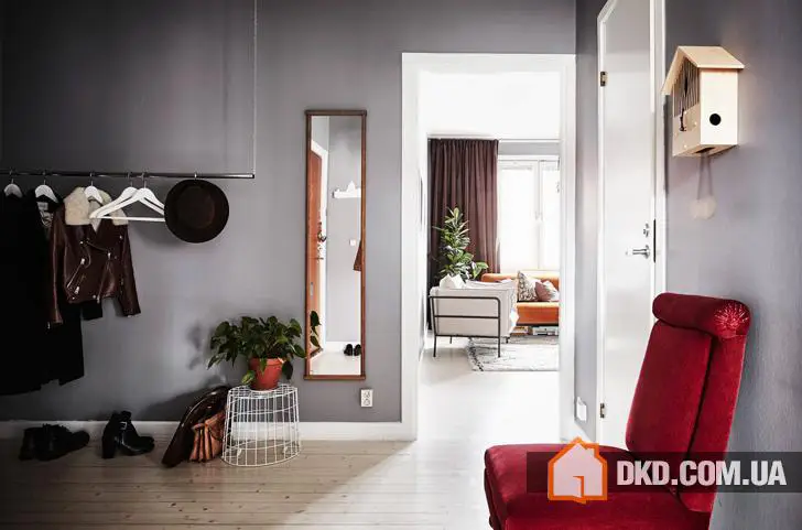 Контрастная шведская квартира с ярким диваном (73 кв. м)