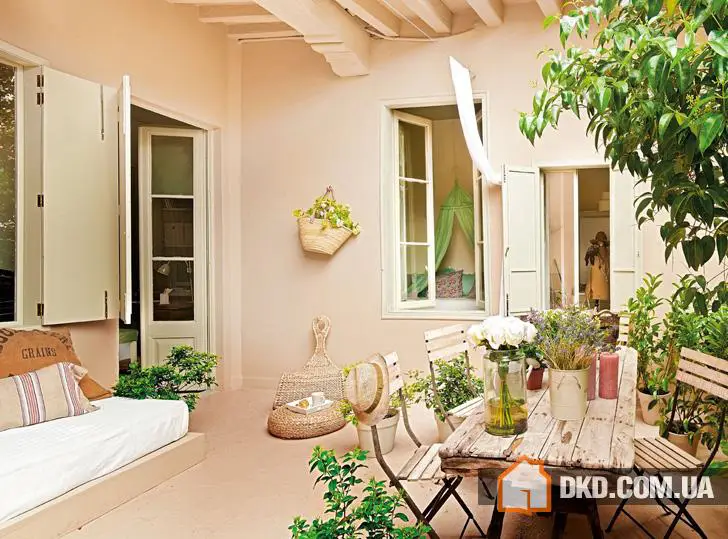 Жіночий інтер'єр з високими стельми - Gallery image 2