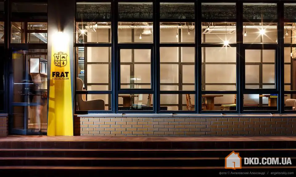 FRAT Social Club
Автори: Катерина Кузьменко, Елізавета Гундич, Ольга Волік, Дмитрій Найбіч
Над інтер'єром FRAT Social Club, який розташований на вулиці Щорса у Києві, працювали архітектори студії Circle Line. Інтерактивний простір складається з 6 тематичних залів: лекційного на 100 осіб, покерного, комп'ютерного з Play Station, двох ігрових кімнат та бібліотеки. - Gallery image 4