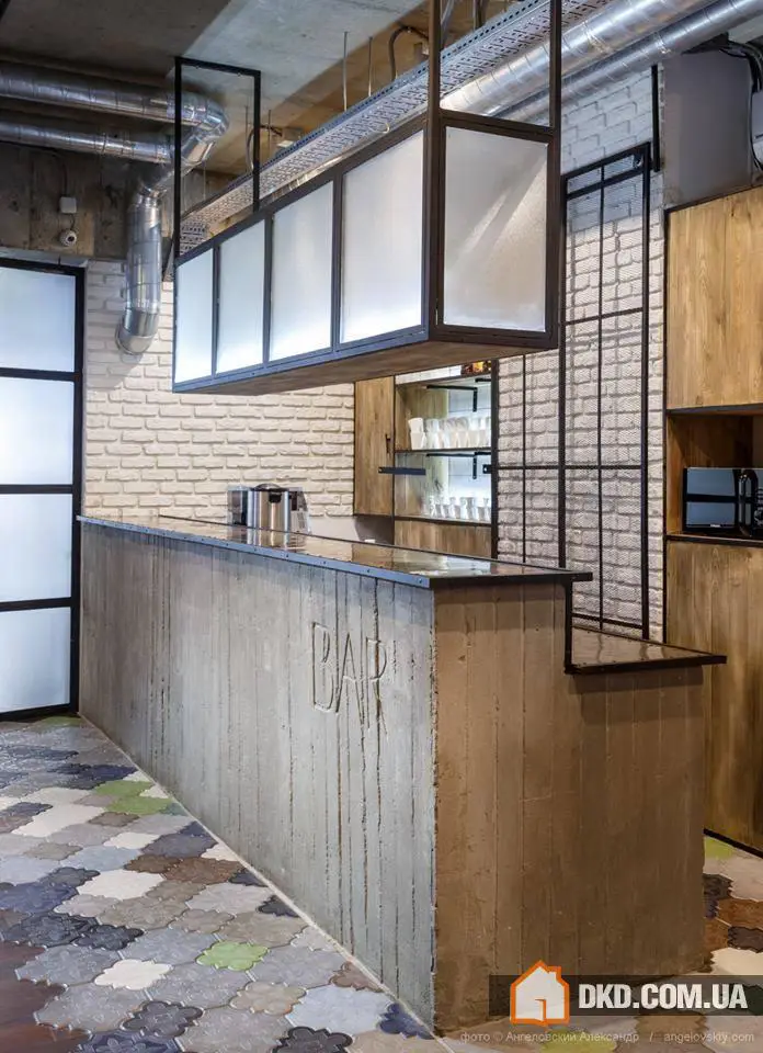 FRAT Social Club
Автори: Катерина Кузьменко, Елізавета Гундич, Ольга Волік, Дмитрій Найбіч
Над інтер'єром FRAT Social Club, який розташований на вулиці Щорса у Києві, працювали архітектори студії Circle Line. Інтерактивний простір складається з 6 тематичних залів: лекційного на 100 осіб, покерного, комп'ютерного з Play Station, двох ігрових кімнат та бібліотеки. - Gallery image 3