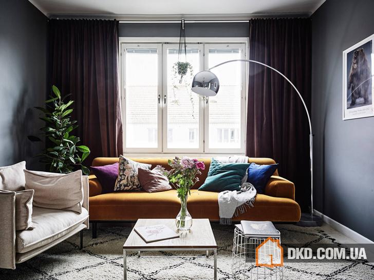 Контрастная шведская квартира с ярким диваном (73 кв. м)