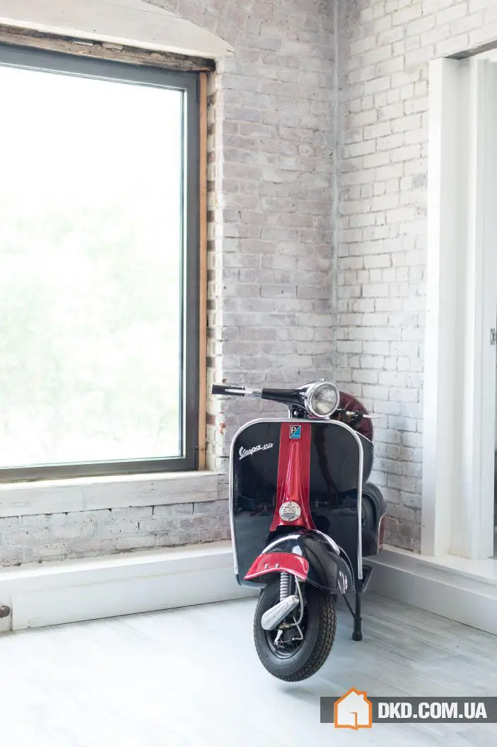 Світлий лофт з мотороллерами в Брукліні - Gallery image 1