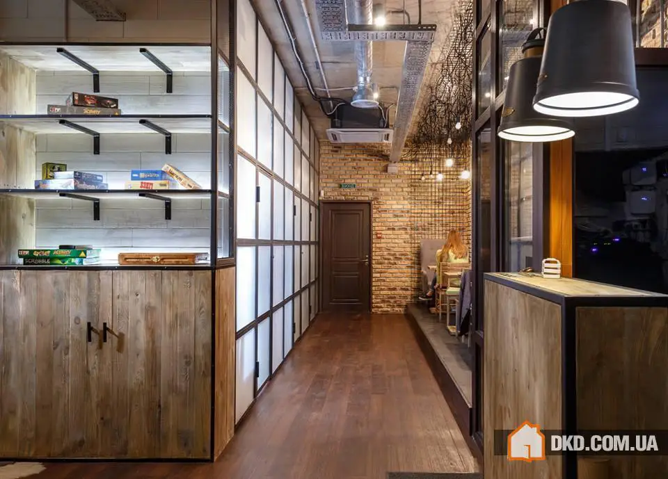 FRAT Social Club
Автори: Катерина Кузьменко, Елізавета Гундич, Ольга Волік, Дмитрій Найбіч
Над інтер'єром FRAT Social Club, який розташований на вулиці Щорса у Києві, працювали архітектори студії Circle Line. Інтерактивний простір складається з 6 тематичних залів: лекційного на 100 осіб, покерного, комп'ютерного з Play Station, двох ігрових кімнат та бібліотеки. - Gallery image 5